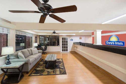 Days Inn by Wyndham College Station University Drive - image 2
