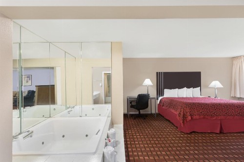 Days Inn by Wyndham College Station University Drive - image 23