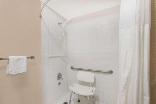 Days Inn by Wyndham College Station University Drive - image 3