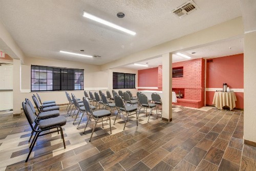 Days Inn by Wyndham College Station University Drive - image 36