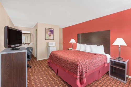 Days Inn by Wyndham College Station University Drive - image 4