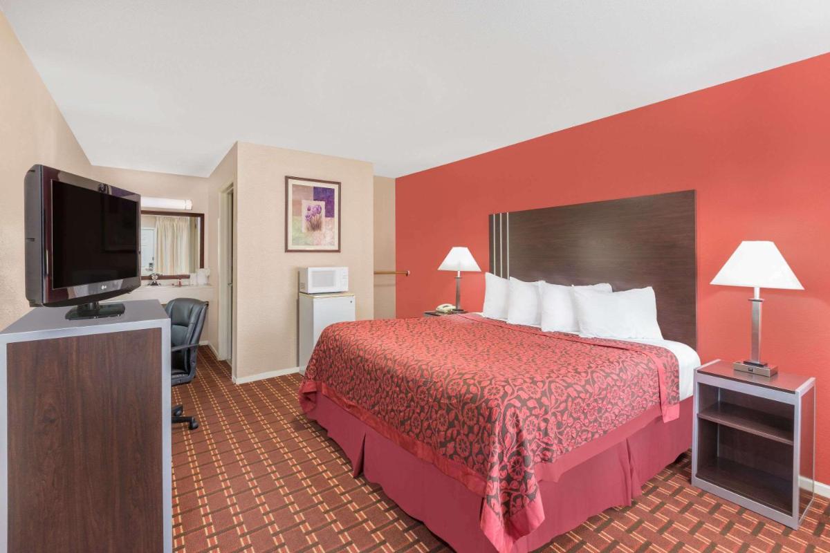 Days Inn by Wyndham College Station University Drive - image 4