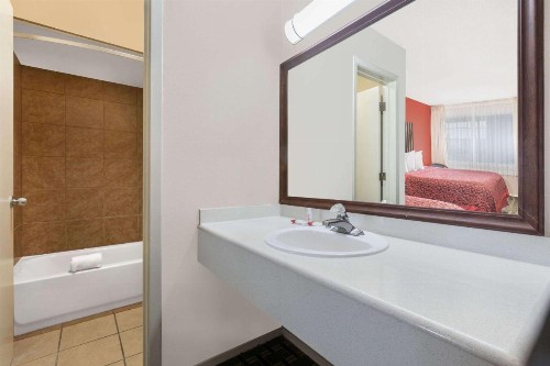 Days Inn by Wyndham College Station University Drive - image 5