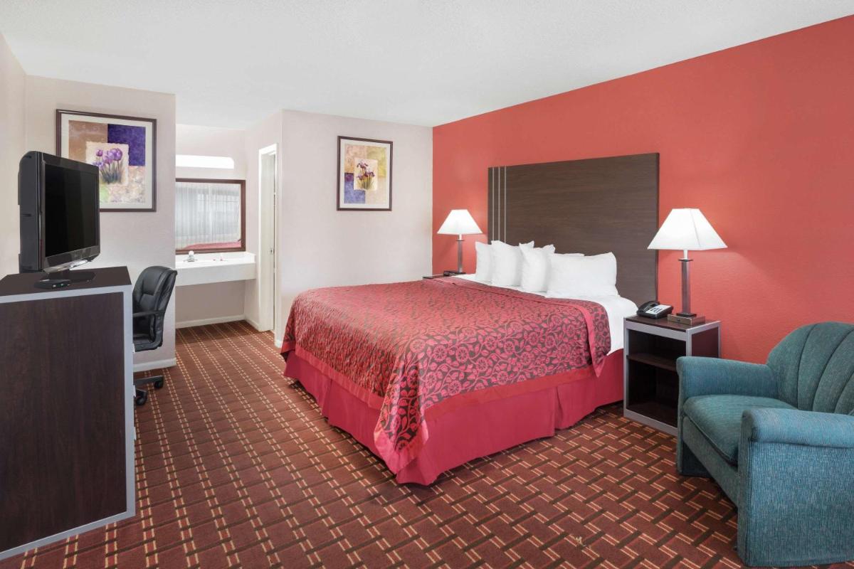 Days Inn by Wyndham College Station University Drive - image 6