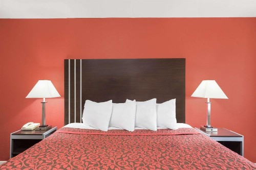 Days Inn by Wyndham College Station University Drive - image 7