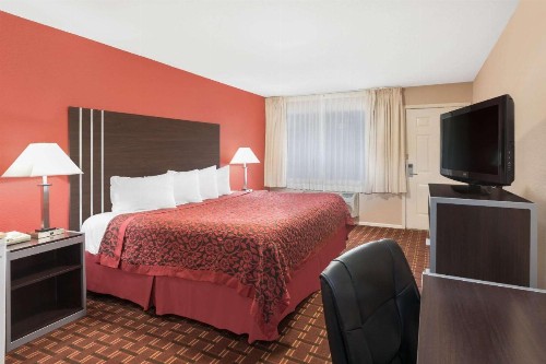 Days Inn by Wyndham College Station University Drive - image 9