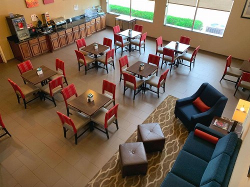 Comfort Suites Texas Avenue - image 10