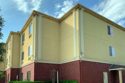 Comfort Suites Texas Avenue - image 15