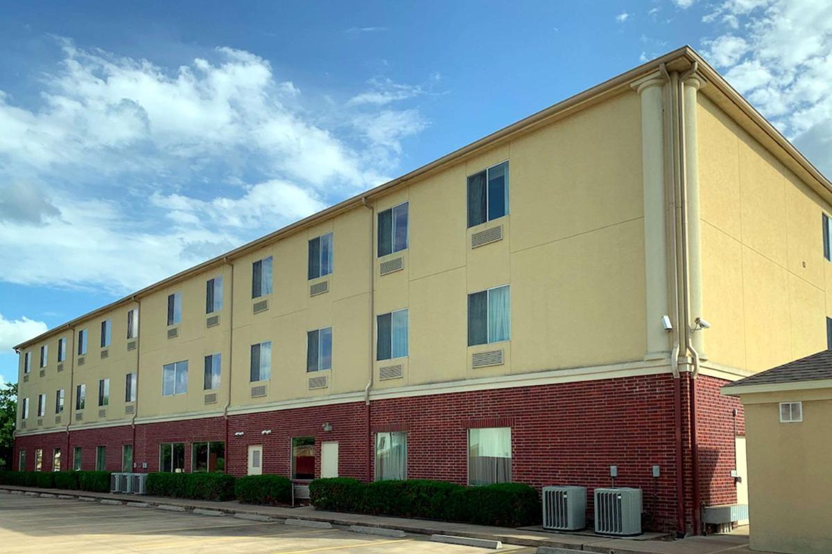 Comfort Suites Texas Avenue - image 3