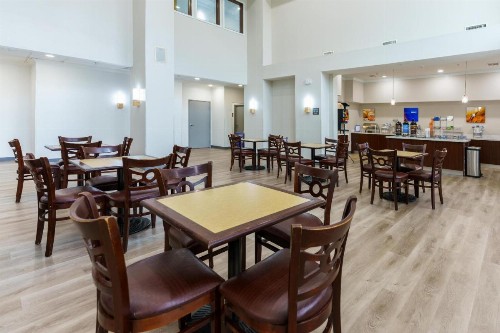 Comfort Suites University Drive - image 11
