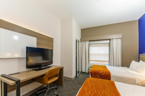Comfort Suites University Drive - image 13
