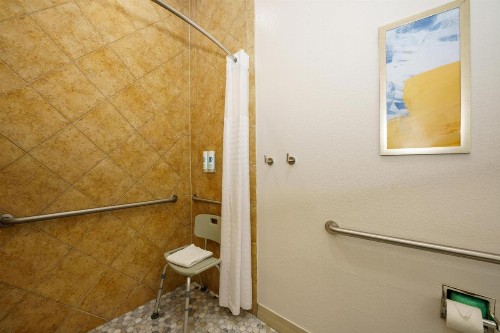 Comfort Suites University Drive - image 14