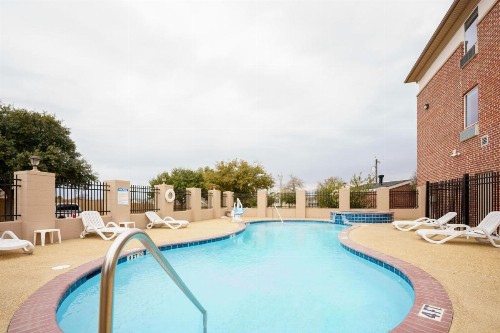 Comfort Suites University Drive - image 16
