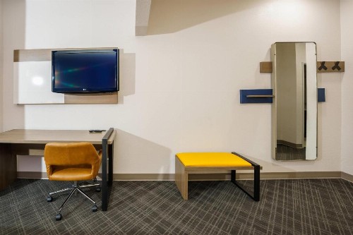 Comfort Suites University Drive - image 18