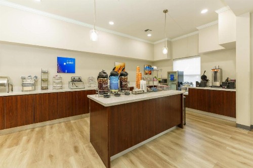 Comfort Suites University Drive - image 19
