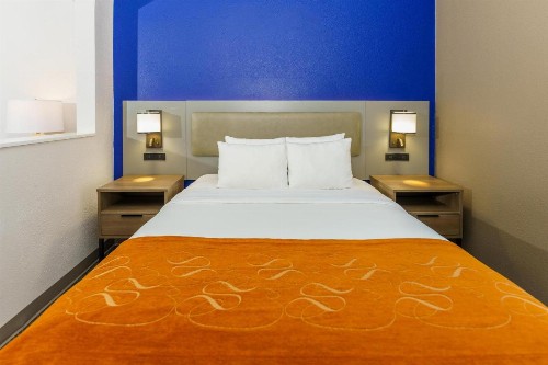 Comfort Suites University Drive - image 20