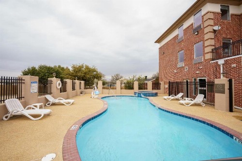 Comfort Suites University Drive - image 21