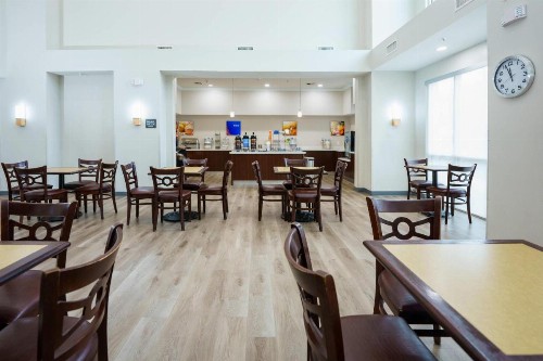 Comfort Suites University Drive - image 25