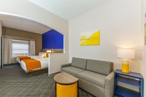 Comfort Suites University Drive - image 31