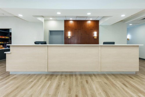 Comfort Suites University Drive - image 33