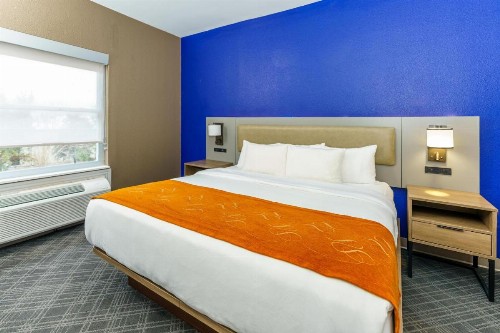 Comfort Suites University Drive - image 36