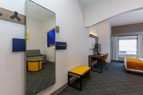 Comfort Suites University Drive - image 39