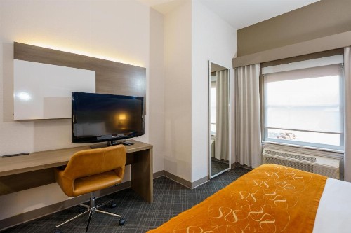 Comfort Suites University Drive - image 44