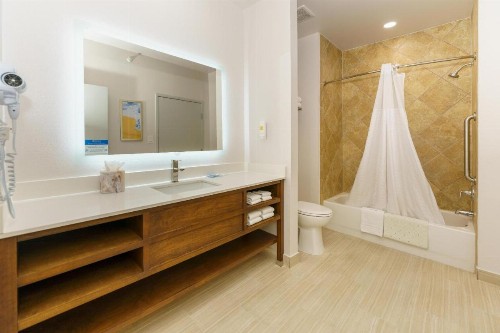 Comfort Suites University Drive - image 47
