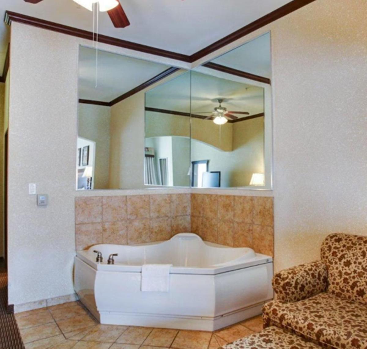 Comfort Suites University Drive - image 5