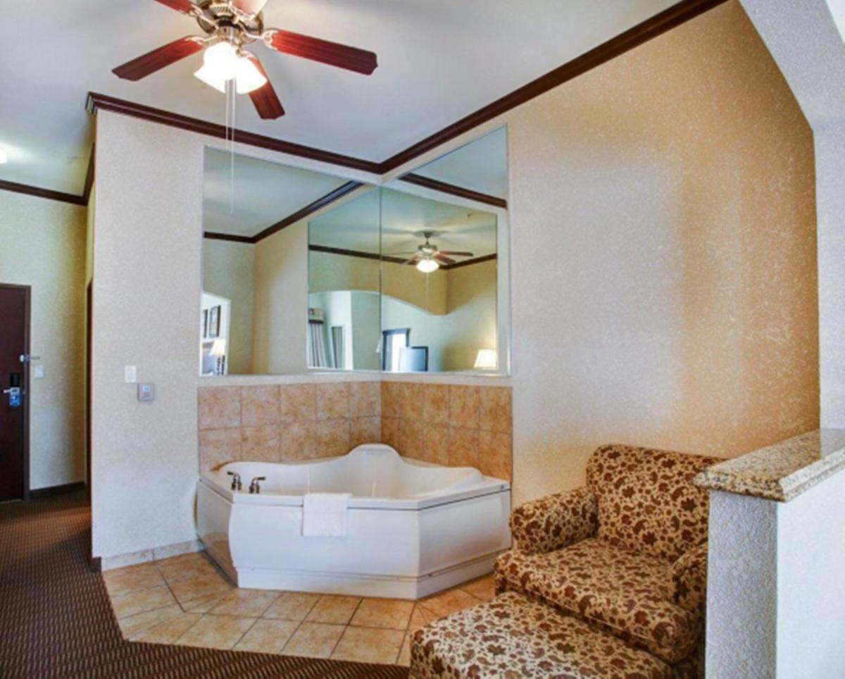 Comfort Suites University Drive - image 6