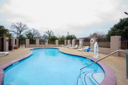 Comfort Suites University Drive - image 9