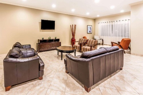 Ramada by Wyndham College Station - image 2