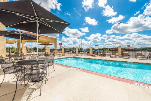 Ramada by Wyndham College Station - image 3
