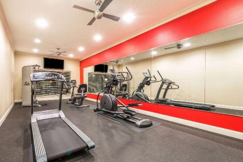 Ramada by Wyndham College Station - image 4