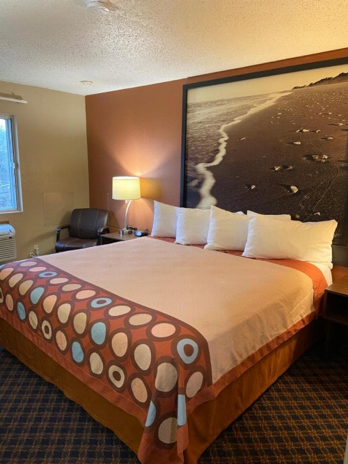 Super 8 by Wyndham College Station - image 17