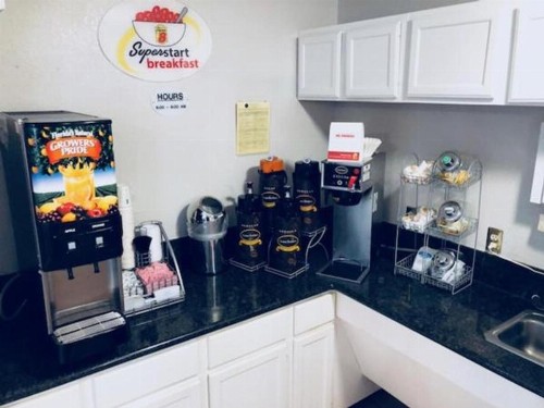 Super 8 by Wyndham College Station - image 19