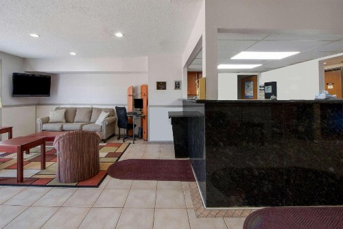 Super 8 by Wyndham College Station - image 2