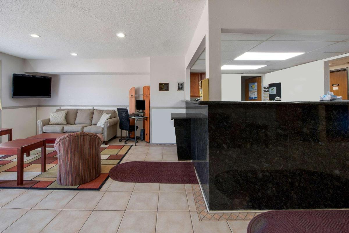 Super 8 by Wyndham College Station - image 2