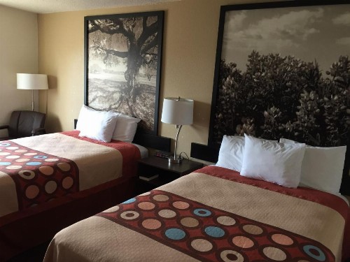 Super 8 by Wyndham College Station - image 20