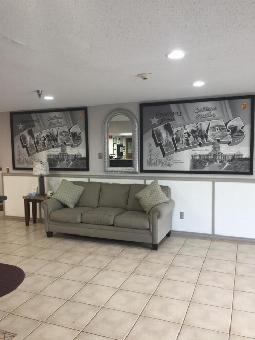 Super 8 by Wyndham College Station - image 21