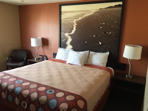 Super 8 by Wyndham College Station - image 23