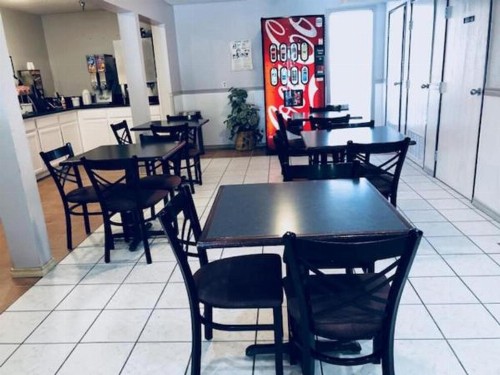 Super 8 by Wyndham College Station - image 24