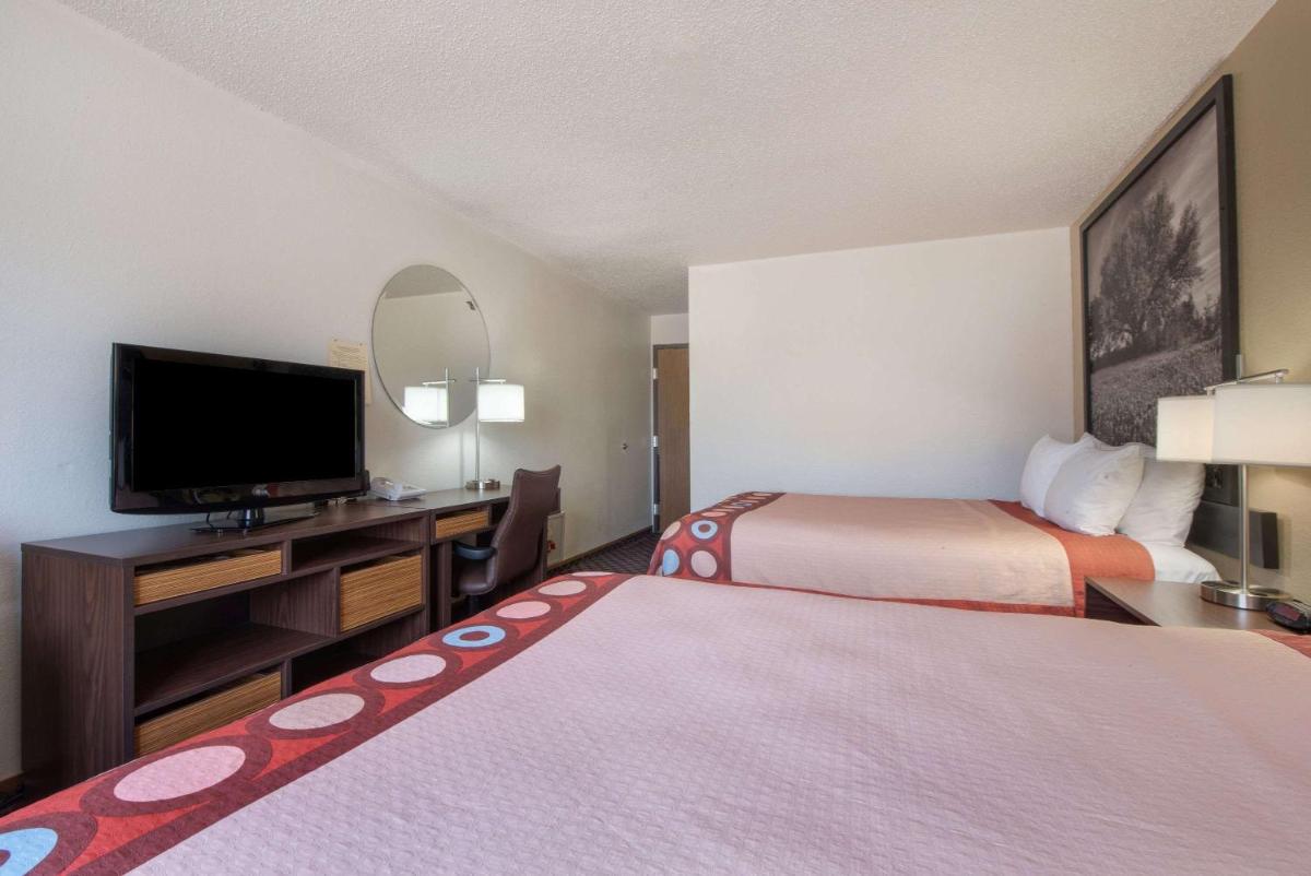Super 8 by Wyndham College Station - image 3