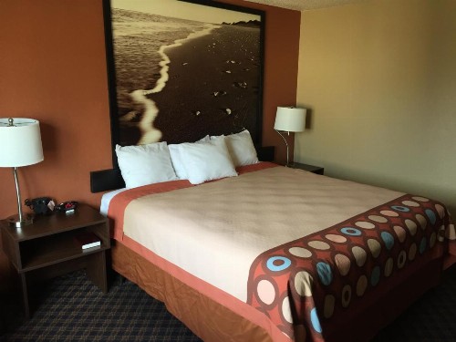Super 8 by Wyndham College Station - image 30