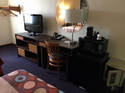 Super 8 by Wyndham College Station - image 33