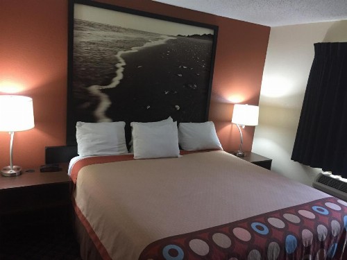 Super 8 by Wyndham College Station - image 42
