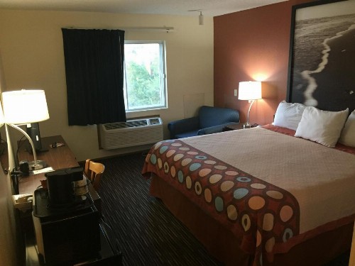 Super 8 by Wyndham College Station - image 46