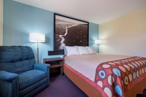 Super 8 by Wyndham College Station - image 5