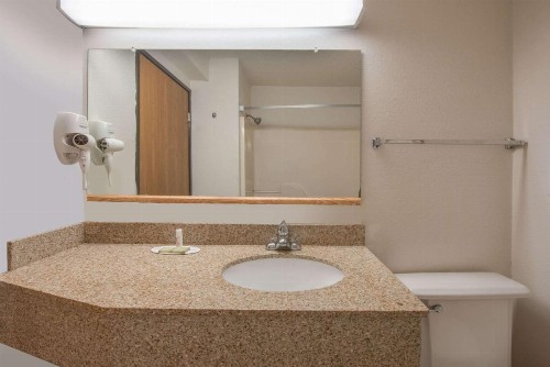 Super 8 by Wyndham College Station - image 6