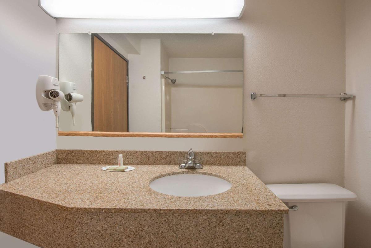 Super 8 by Wyndham College Station - image 6